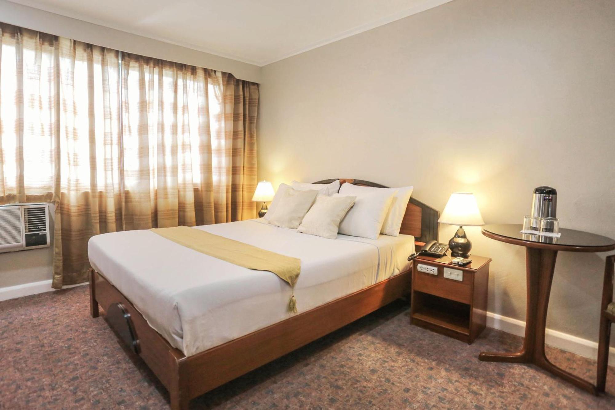 Holiday Plaza Hotel - セブ市 エクステリア 写真