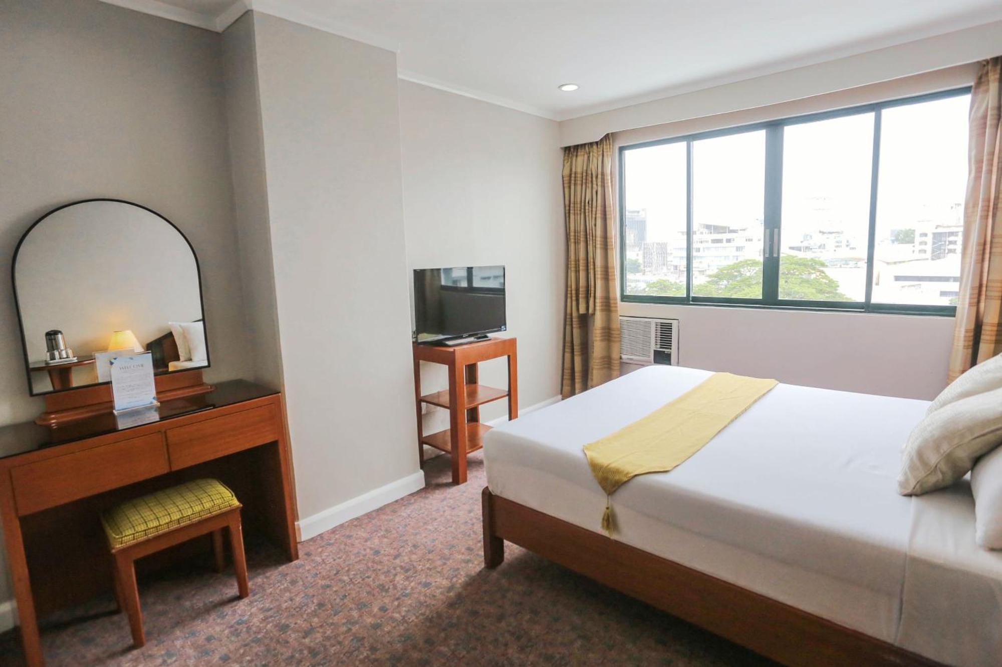 Holiday Plaza Hotel - セブ市 エクステリア 写真