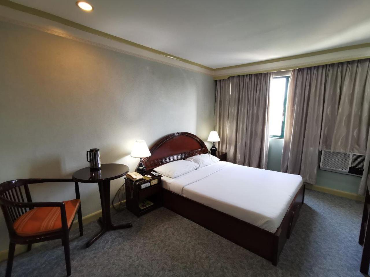 Holiday Plaza Hotel - セブ市 エクステリア 写真